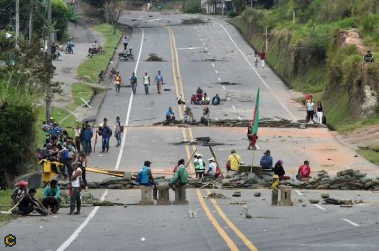 El masivo bloqueo indígena afecta la construcción en el suroccidente de Colombia
